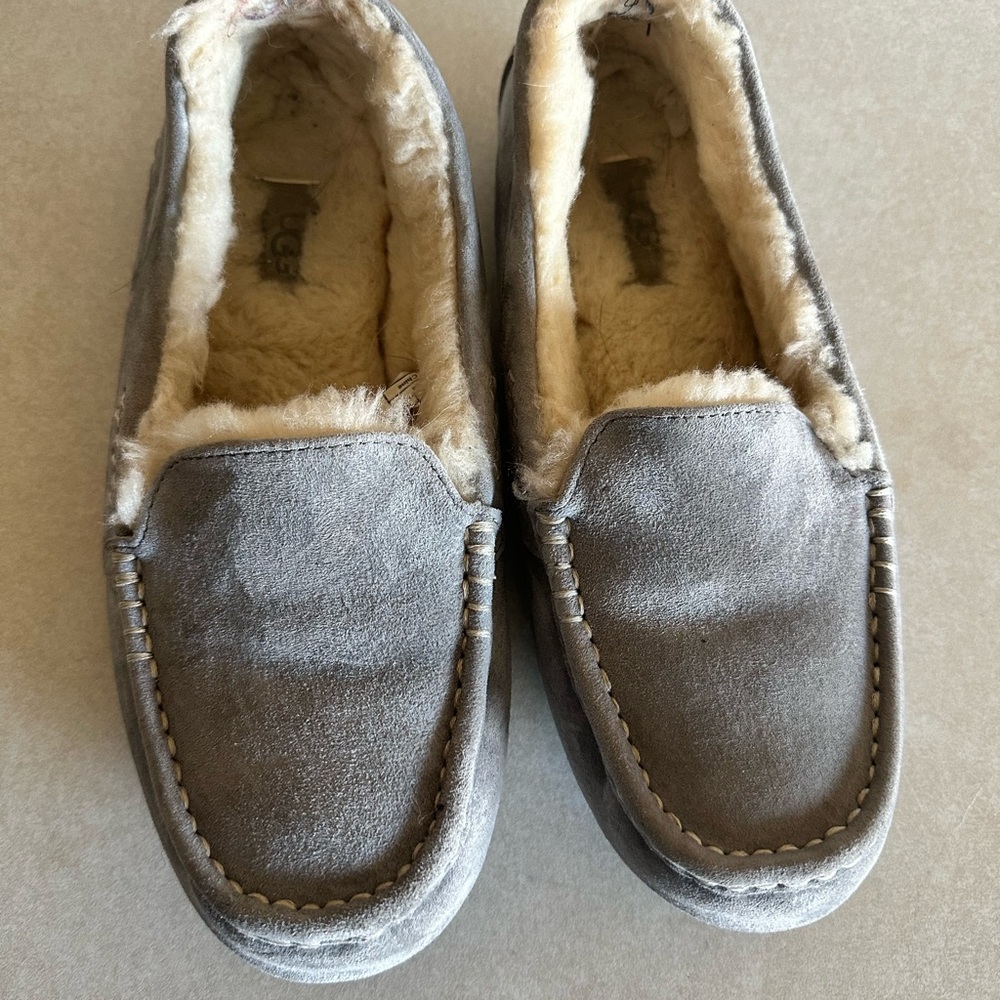 Women’s UGG slippers size 9